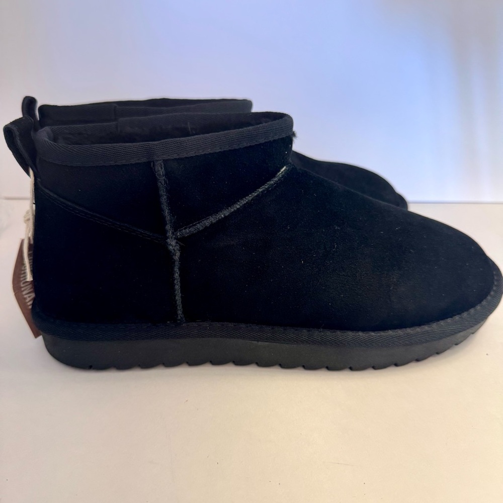 NWT. Cushionaire Hip 2 Cozy black Ankle Boots. Size 11W